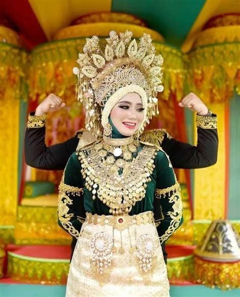 Maybe you would like to learn more about one of these? 7+ Pakaian Adat Aceh (NAMA, KETERANGAN, KEUNIKAN, GAMBAR)