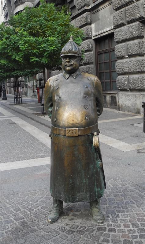 Rendőr_rendfokozatok.jpg ‎(228 × 512 pixels, file size: Mihaszna András szobra - Timelord