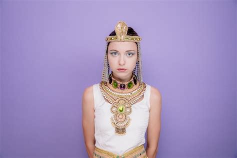 Mulher Bonita Como Cleópatra Em Traje Egípcio Antigo Com Expressão Séria E Confiante Em Roxo