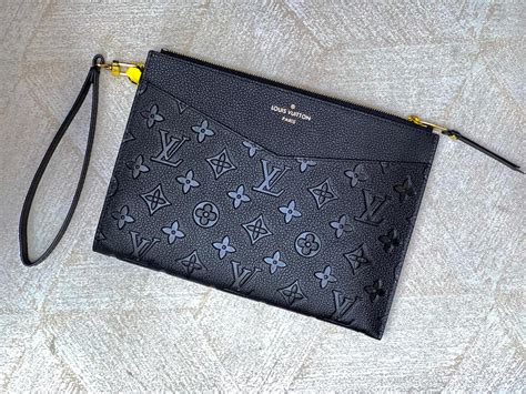 Louis Vuitton Daily Pouch Field Luxury
