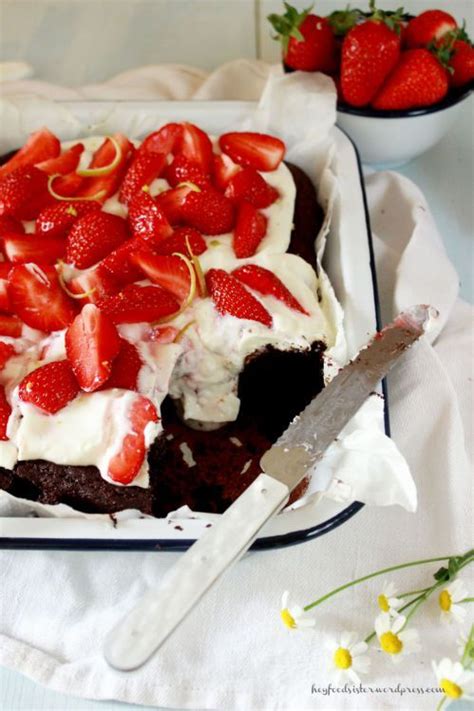 Wir stellen es vorläufig beiseite und wenden uns der zubereitung von kekskuchen zu. Rezept für einen Brownie Kuchen mit Erdbeeren und ...