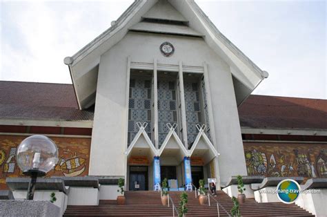 The national museum, a striking building characteristic of traditional malay architecture stands proud in the heart of kuala lumpur as a repository for the country's rich historical heritage. Oops! Looks like it's a broken link. (With images) | Kuala ...