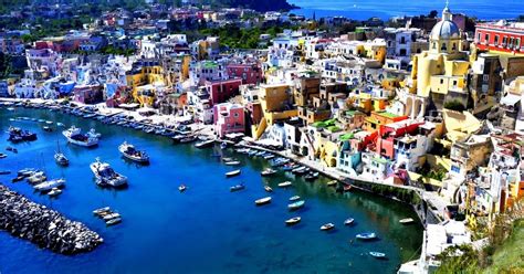 Procida Το πολύχρωμο νησί της Ιταλίας που μοιάζει βγαλμένο από