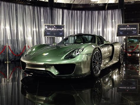 La gente irrumpe en casa rosada. FOTO: Cum arata exemplarul Porsche 918 Spyder care a ...