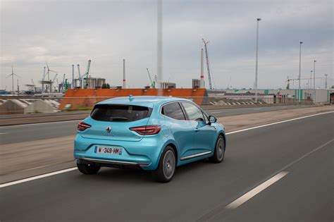 Both the 2020 toyota rav4 le and xle trim levels have the same powerful engine, an interior volume of 37.6 cubic feet, the ability to tow up to 1,500 pounds, and they have the same estimated fuel economies. Essai Toyota Yaris vs Renault Clio E-Tech : le match des hybrides - Photo #40 - L'argus