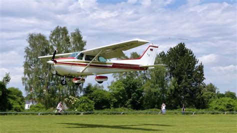 Cessna 172 Skyhawk D Efzh Vor Der Landung In Moosburg Auf Der Kippe