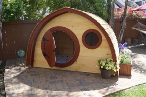 Best educational apps for kids, grouped by kids age and learning subjects: 15 Super Awesome Kids Outdoor Playhouses | Kidsomania