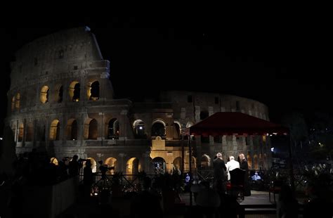 Las Mejores Imágenes Del Vía Crucis Que Presenció El Papa Francisco Frente Al Coliseo De Roma Snt