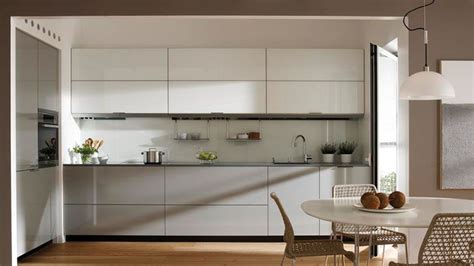 Un simple cambio de color convirtió a estas sombrías cocinas en espacios brillantes y modernos. Cocinas en blanco y gris