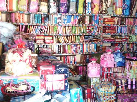 Untuk warna luntur atau tak, pass kucek bahannya dgn ujung jari kamu, apabila meninggalkan seken pewarna sanggup dijamin bakal luntur seandainya dicuci, atau minta sampel & serentak kamu rendam bersama detergen. Grosir Sprei Bed Cover Murah - Informasi Alamat Kulakan