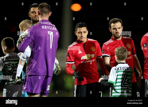 Manchester Uniteds Alexis Sanchez Centre Shakes Yeovil Town Players And Mascots Hands Before