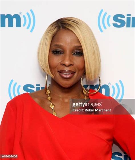 Mary J Blige Visits Siriusxm Photos And Premium High Res Pictures