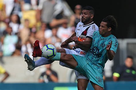 Daniel needs money to help his mom and joy just wants her brother to find happiness, hopefully they'll both get. Torcida lota Maracanã, mas Vasco dá bobeira no fim e só ...