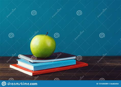 Libros De Escuela Con La Manzana En El Escritorio Imagen De Archivo