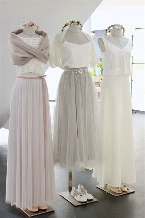 Der urbane bohemian look steht für weich fallende brautkleider in fließenden stoffen, mit romantischen spitzendetails in unkomplizierten schnitten. Moderne Hochzeitskleider und zweiteilige Brautkleider für ...