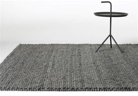 Jeder peas teppich<br>wird in liebevoller handarbeit aus 100% schurwolle gefertigt und dadurch zum unikat. Hay: Peas Teppich - Milia Shop