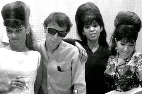 The Ronettes Pose With Phil Spector In Los Angeles California At Gold