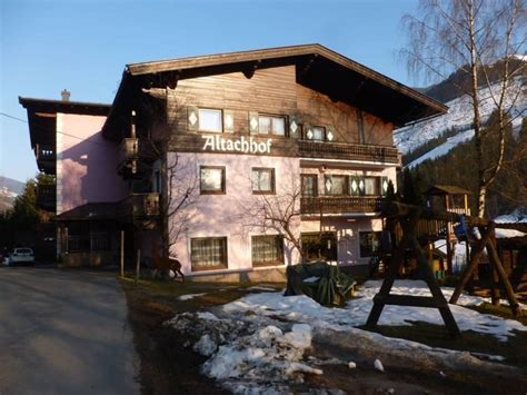 Hotel altachhof+apartments+annemarie*** ski and winter holidays saalbach salzburger land give your body time to relax in the heated outdoor pool with a view of the mountains. "Der Altachhof von außen" Altachhof (Saalbach-Hinterglemm ...