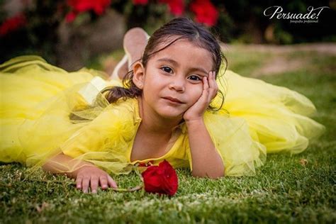 sesión fotográfica de 4 años con temática de bella flower girl flower