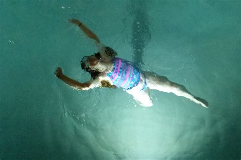 Images Gratuites mer eau gens fille plongée piscine sous marin nager bleu flottant