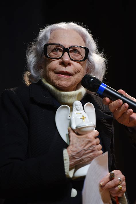 Fernanda Montenegro se emociona ao receber homenagem em teatro de São Paulo
