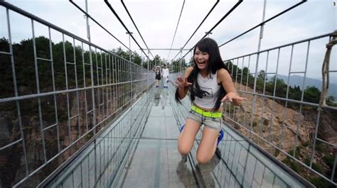 Zhangjiajie grand canyon glass footbridge 张家界大峡谷玻璃桥 world's highest footbridge sanguansixiang, hunan, china 853 feet high / 260 meters high 1,411 foot span / 430 meter span 2016. Glazen hangbrug in China, de engste brug ter wereld?