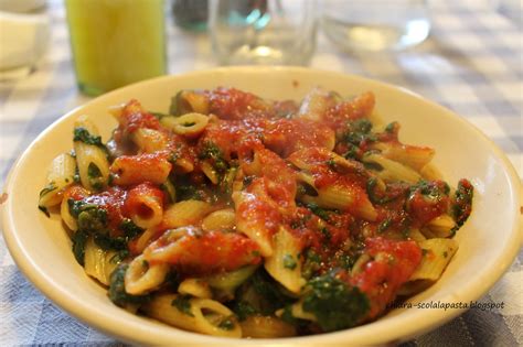 La pasta bietole e pomodorini è un primo piatto vegetariano buono, sano e leggero. Scola la pasta: Pasta con Bietola, Patate e Pomodoro