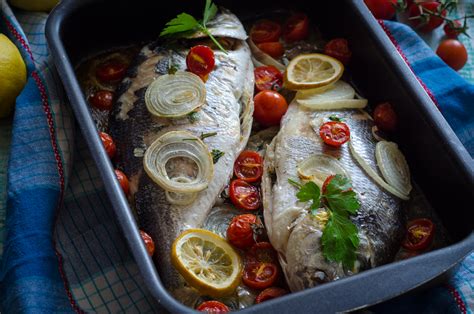 L'orata al forno è un secondo piatto di pesce molto saporito e gustoso. Orata al forno con cipolle e pomodorini - Le Ricette di ...