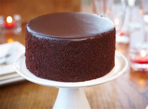 La torta al cioccolato con glassa fondente è una ricetta per tutti gli