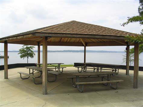 Most of the day use areas have amenities such as picnic tables, playgrounds, boat launching ramps, fishing piers, courtesy docks, restrooms, picnic shelters, facilities for the handicapped, drinking water, and swim beaches. Savannah District > About > Divisions and Offices ...