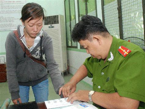 Công dân việt nam từ đủ 14 tuổi trở lên được ghi theo ngày tháng năm sinh ghi trong giấy khai sinh hoặc sổ hộ khẩu gia trường hợp chuyển nơi đăng ký thường trú trong phạm vi tỉnh, thành phố trực thuộc trung ương mà công dân có yêu cầu thì được đổi lại cmnd. Vẫn cấp đại trà CMND mẫu mới - Báo Người lao động