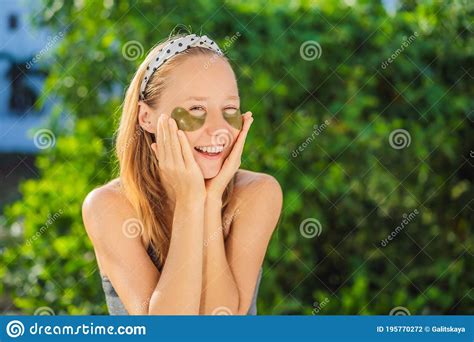 Mujer Sonriente Aplicando Parches Para El Cuidado De Los Ojos De Hidrogel Humedeciendo La Piel