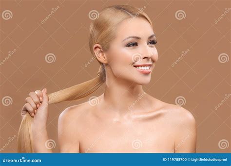 Glimlachende Naakte Blonde Mooie Vrouw Met Lang Haar Stock Foto