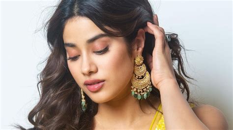 5 Steps To Recreate Janhvi Kapoors Rosy Eyes And Glossy Lips Vogue India