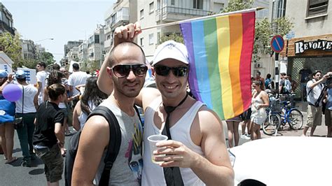 חברת אגד, מפעילת התחבורה הציבורית הגדולה בישראל. נישה גאה: ערוץ 24 ישדר את מצעד הגאווה - וואלה! ברנז'ה
