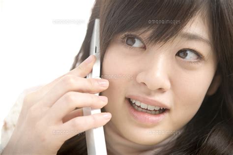 携帯電話で話してる女性[10131054000]の写真素材・イラスト素材｜アマナイメージズ