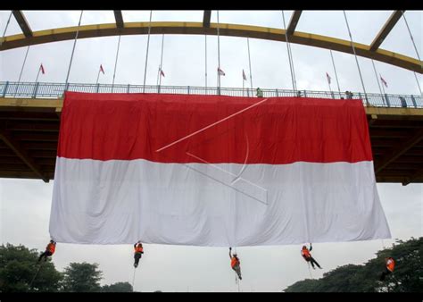 Pengibaran Bendera Merah Putih Di Jembatan Siak Iii Antara Foto