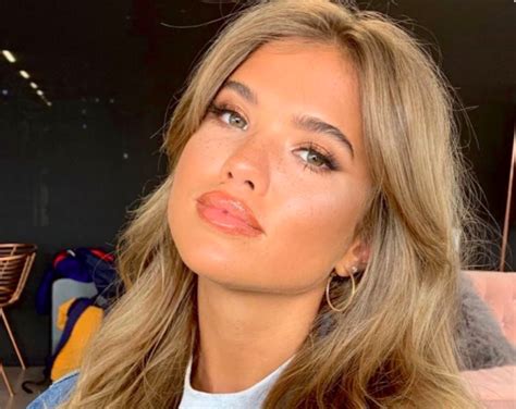 All the tiktok youths are obsessed, and with good reason. Newest Hairstyle Trend: Curtain Bangs - EntScoop