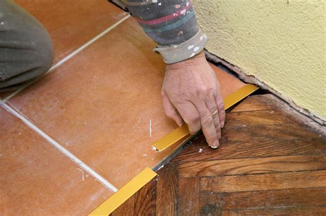 Jeder möchte, dass sich seine garage wie ein männlicher treffpunkt anfühlt, aber diese ehrenvolle leistung. Fliesenschienen - Funktional und dekorativ - HeimHelden