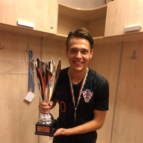 Předseda pirátů ivan bartoš, předseda senátu přemysl sobotka a ředitelka ifpi petra žikovská v událostech komentářích na. Sportske novosti - Nova mlada zvijezda: Debitirao za ...