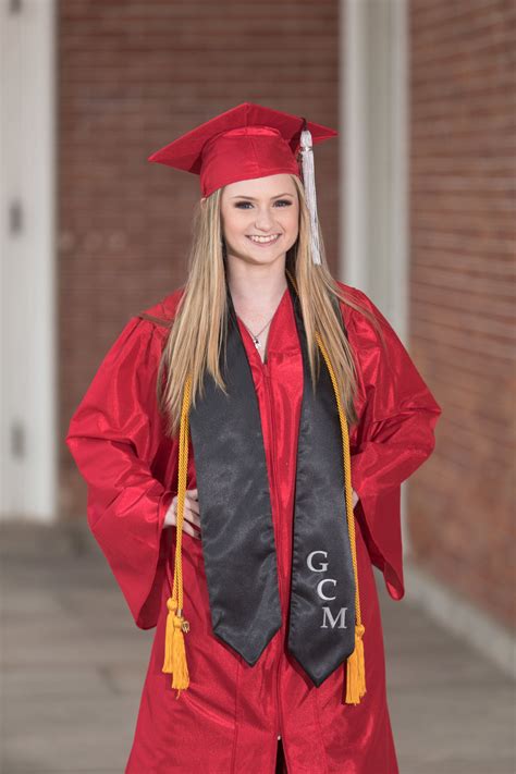 Cap And Gown Senior Pictures Co 2018 Cap And Gown Outfit Cap And Gown