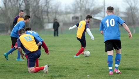 Te proponemos una serie de actividades que pueden ayudarte a pasarlo en grande con en las siguientes líneas podrás encontrar una lista de ideas para jugar y divertirte cuando estás en casa o para que se diviertan tus hijos. Información Sobre El Fútbol - Aprende Como Se Juega Este ...
