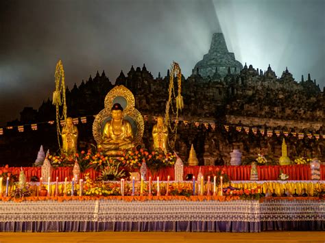 Menyambut #waisak , vihara avalokitesvara jakarta menggelar upacara penyucian hati dan pikiran yang diikuti ratusan umat buddha. Rangkaian kegiatan menyambut Waisak di Borobudur