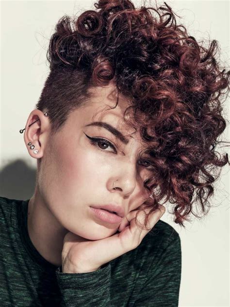 If you are a man who is searching for a stylish and we are proud to present the undercut which is a legendary hairstyle. Undercut Locken Frauen: So wunderschön können Sie kurze ...