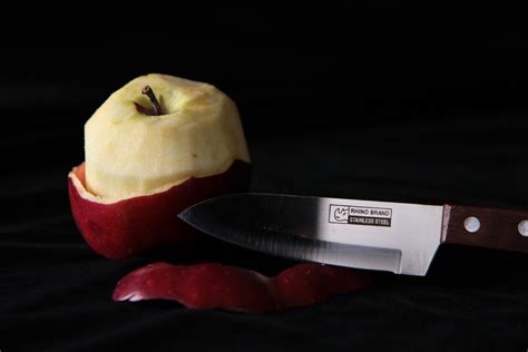 Red Apple And Knife Chaopavit Flickr