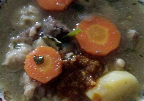 Masukkan bola daging, masak sampai terapung. Resep Sop tulang sapi bakso oleh Srihadi Yanti - Cookpad