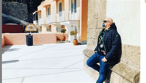 Giovanni ciacci nasce a siena, unico costumista in italia che con disinvoltura passa dalla televisione, teatro, opera ,cinema, musical, fotografia, moda, pubblicità e personal stylist. Giovanni Ciacci bellissimo e irriconoscibile 25 anni fa ...
