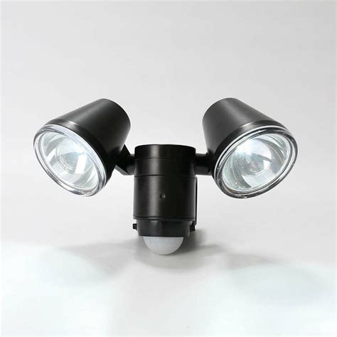 Outdoor Battery Security Twin Head Spot Light With Pir White Leds