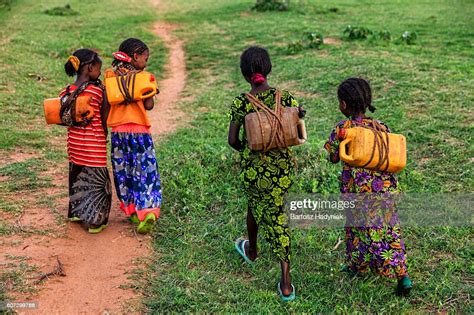 Filles Africaines Transportant Leau Du Puits Éthiopie Afrique Photo Getty Images