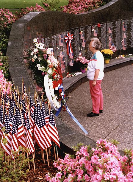 Buy cakes, chocolates, gift baskets, romantic gifts for men or women online for same day delivery. Memorials Vietnam Veterans' Memorial